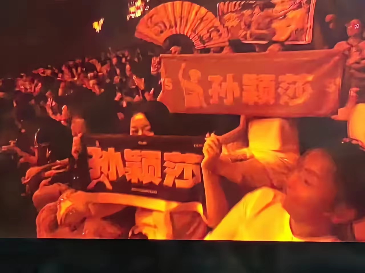 爱游戏官网-紧张气氛扩散到全场，球迷欢呼雀跃，掌声如潮的简单介绍