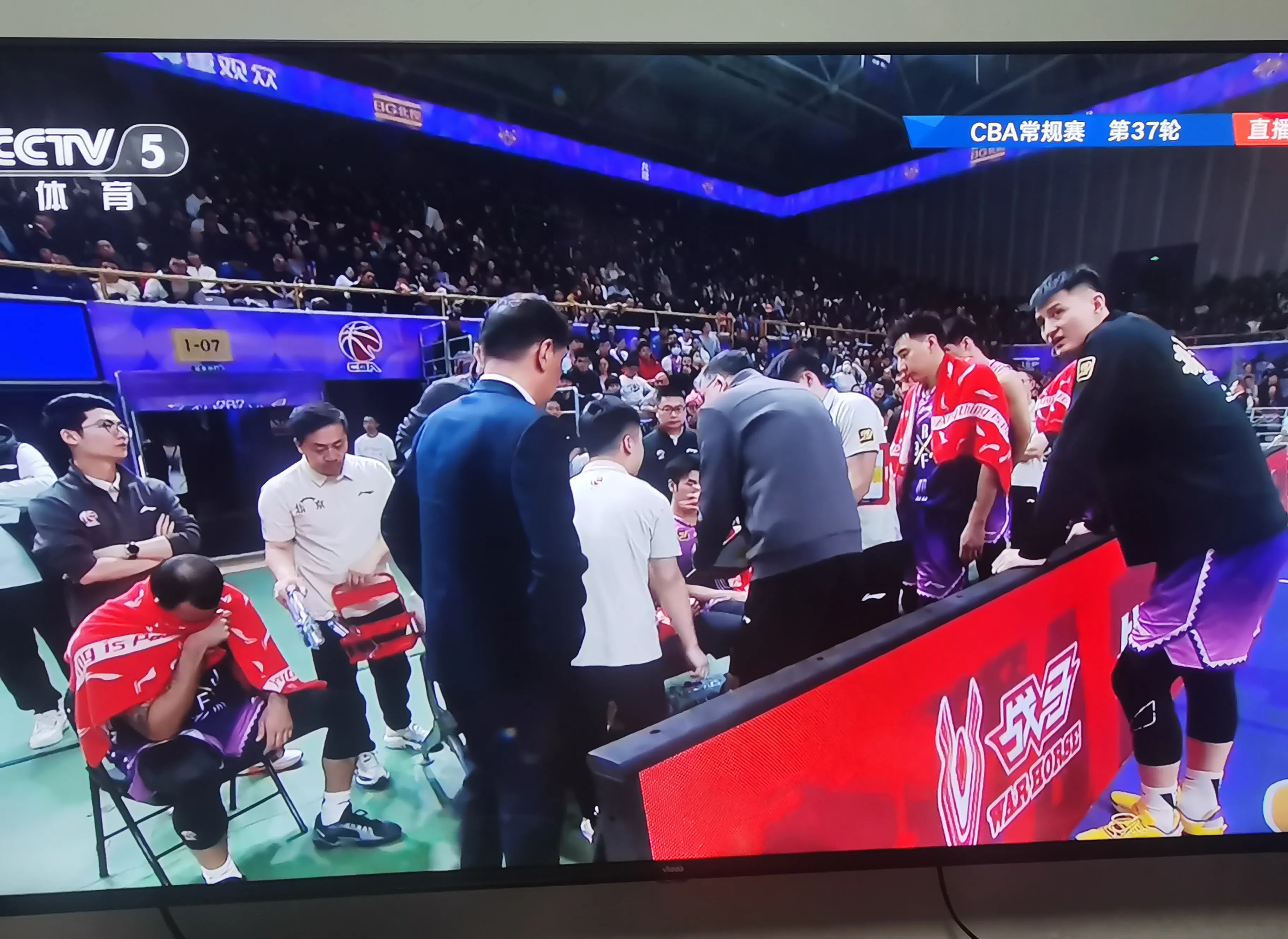 包含篮网队内斗争激烈，主教练调整战术的词条