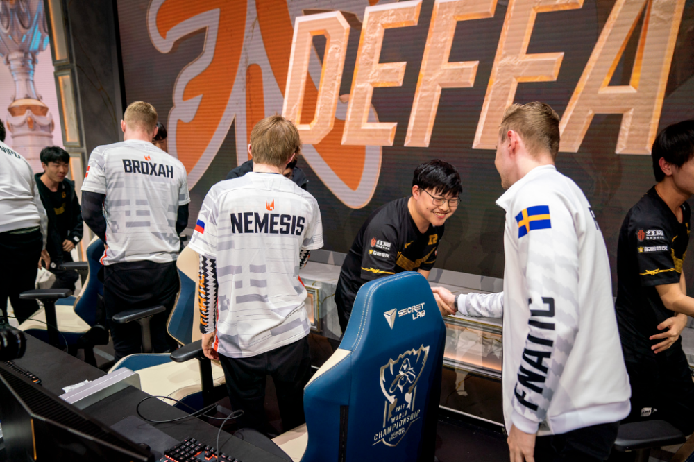 爱游戏娱乐-TSM横扫FNC，Peanut团战一打五峡谷大战八强赛，引爆全场热议