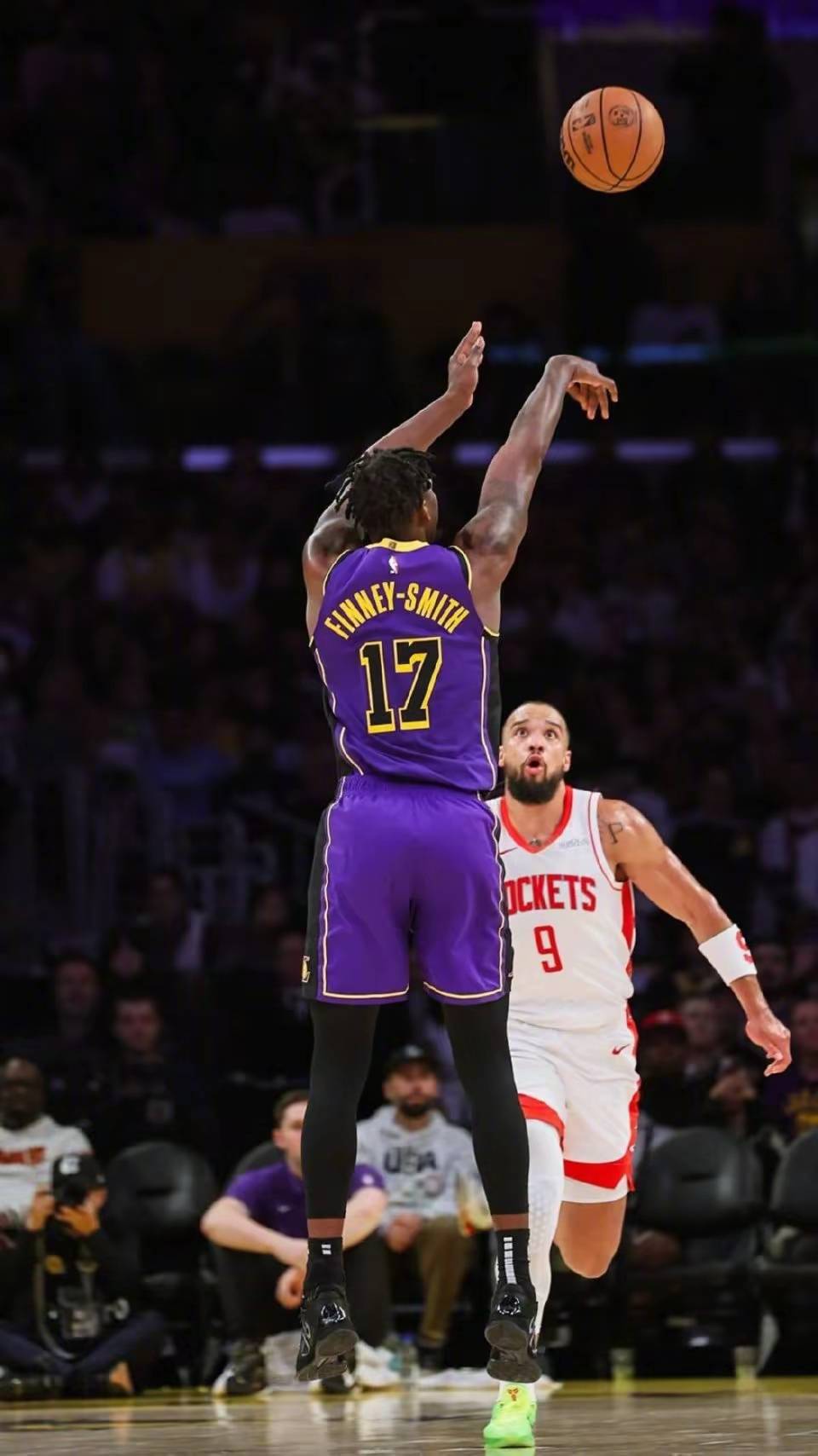 关于NBA季前赛：火箭战胜湖人，哈登砍下30分的信息