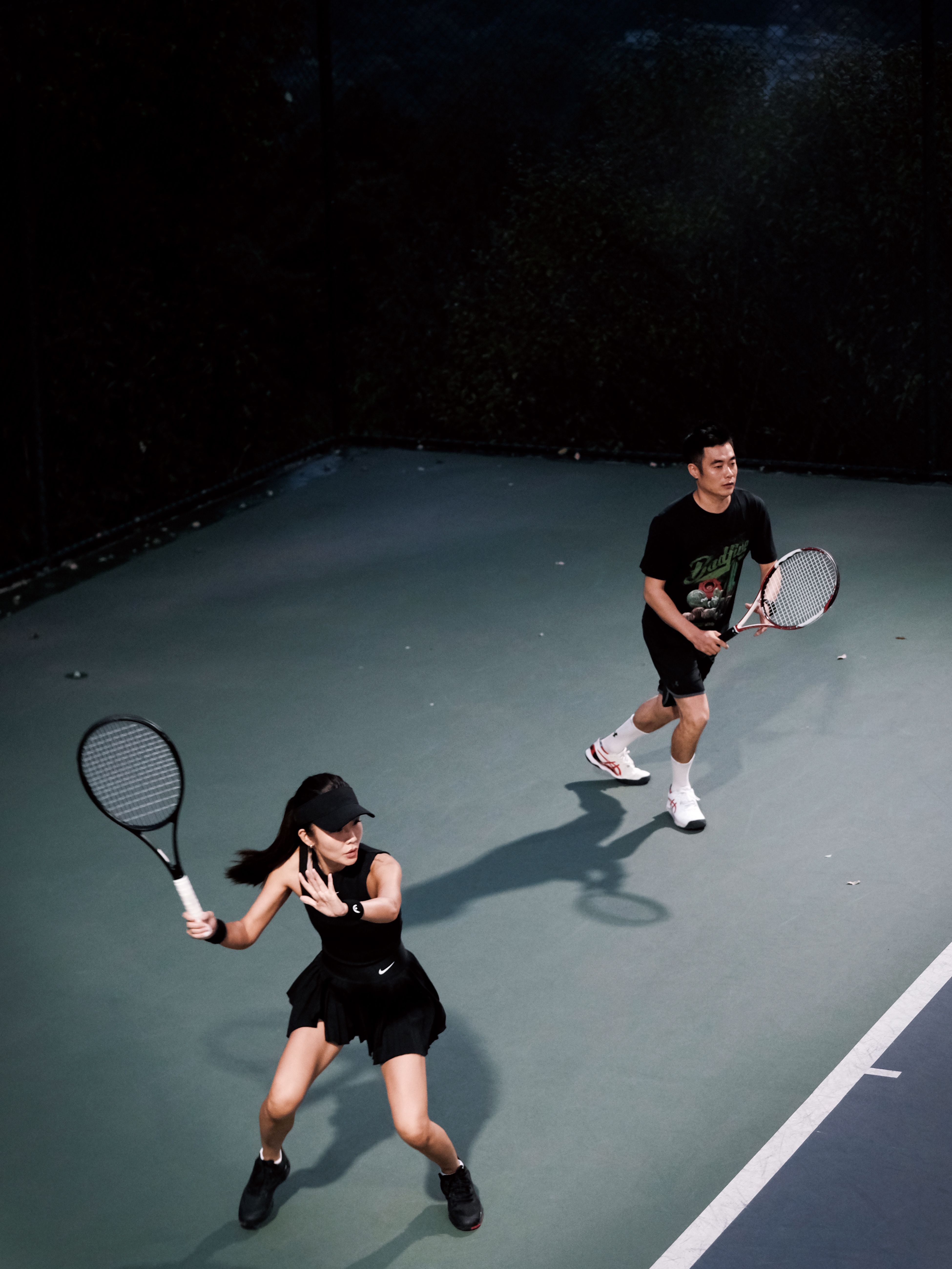 球场上飞奔的身影,展现爆发力 球场上飞奔的身影,展现爆发力