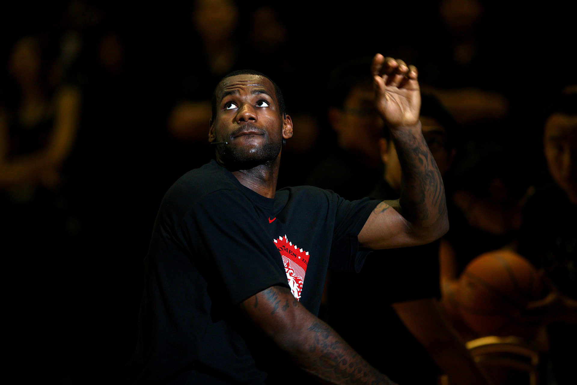 爱游戏在线-湖人主场惜败热火，詹姆斯表现出色