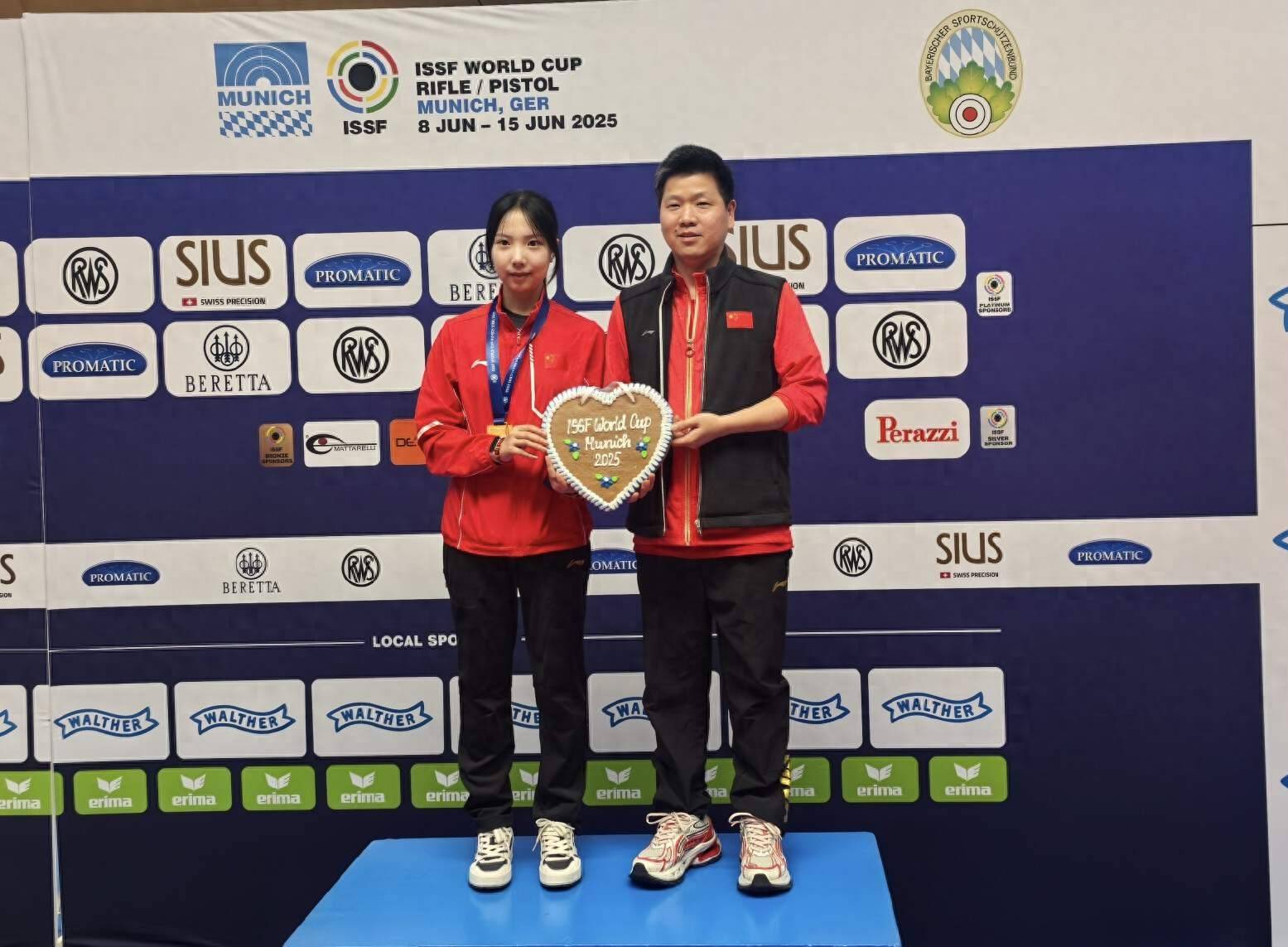 爱游戏入口-射击赛场风云突变，新秀选手奋力夺冠！