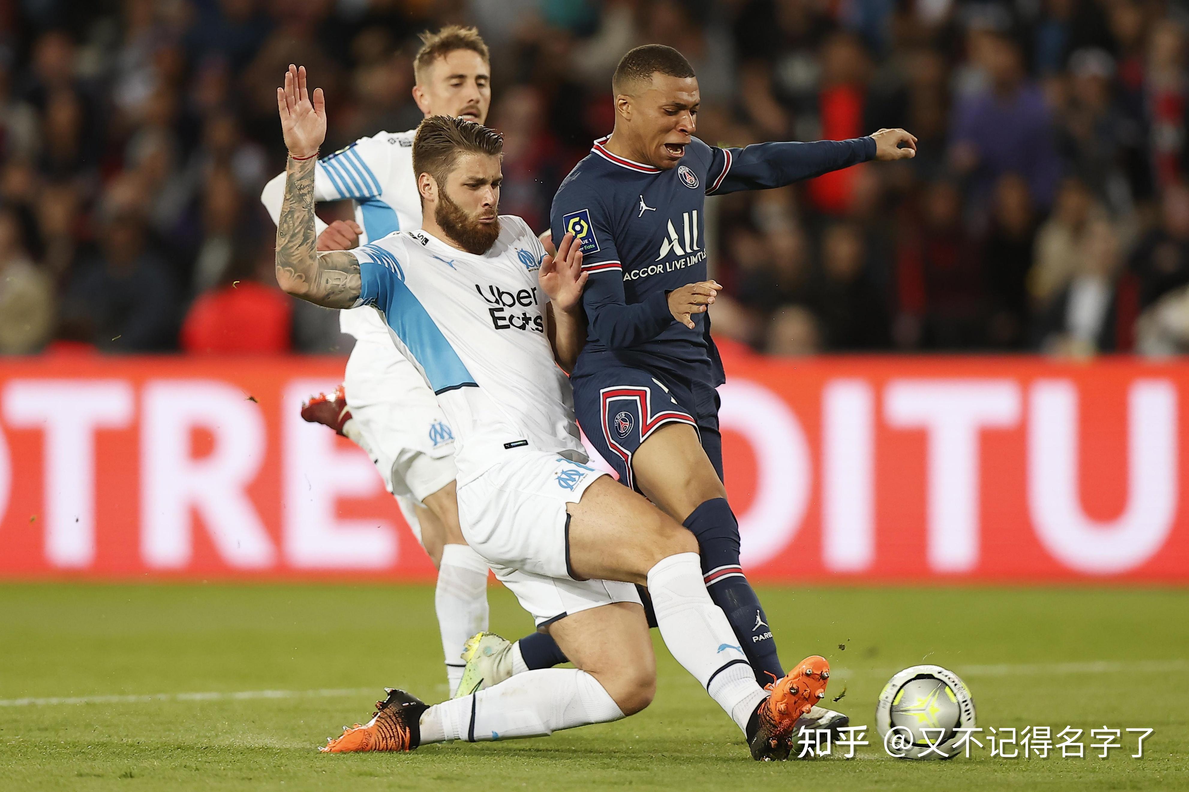 法甲球员技术精湛,赛场上惊艳亮相 法甲球员技术精湛,赛场上惊艳亮相