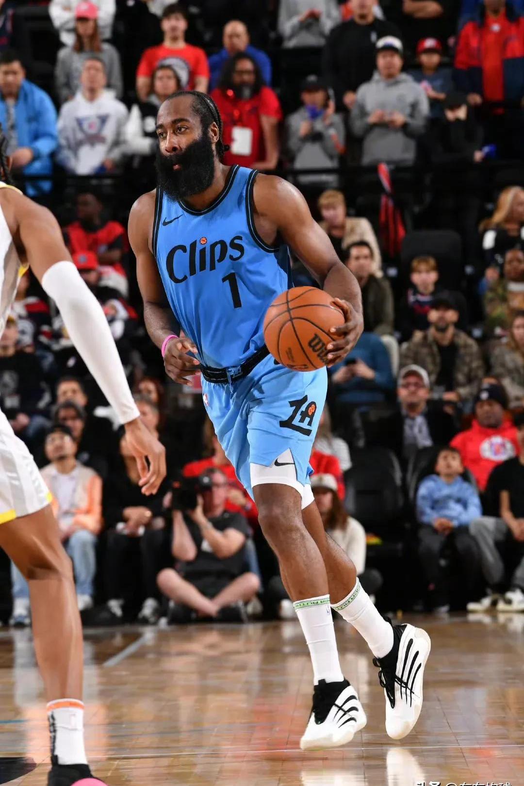 开拓者逆转雄鹿,哈登高效砍下40分 开拓者逆转雄鹿,哈登高效砍下40分