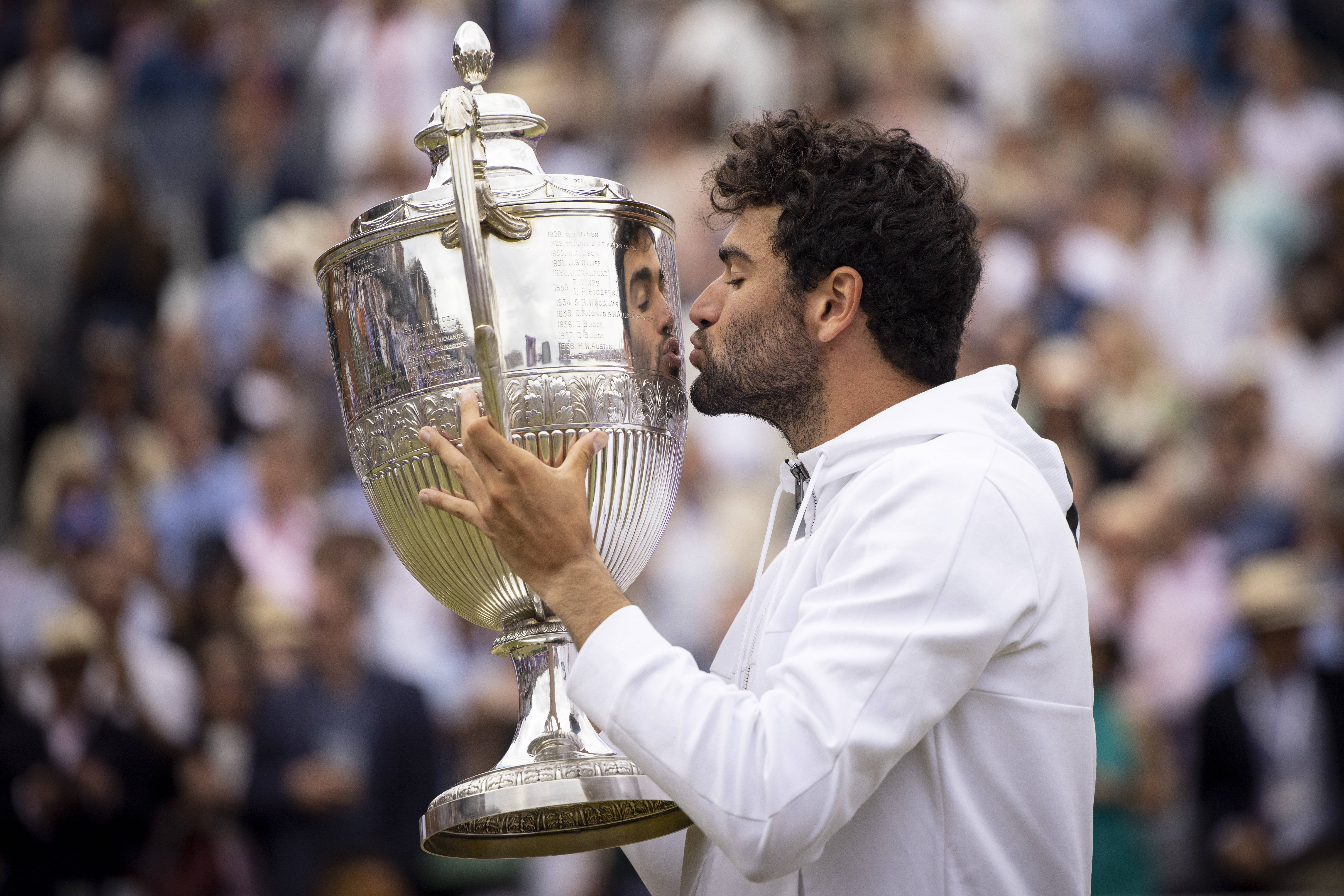 爱游戏官方入口-乌雷尼发挥亮眼，冲击奖杯冠军迹象明显