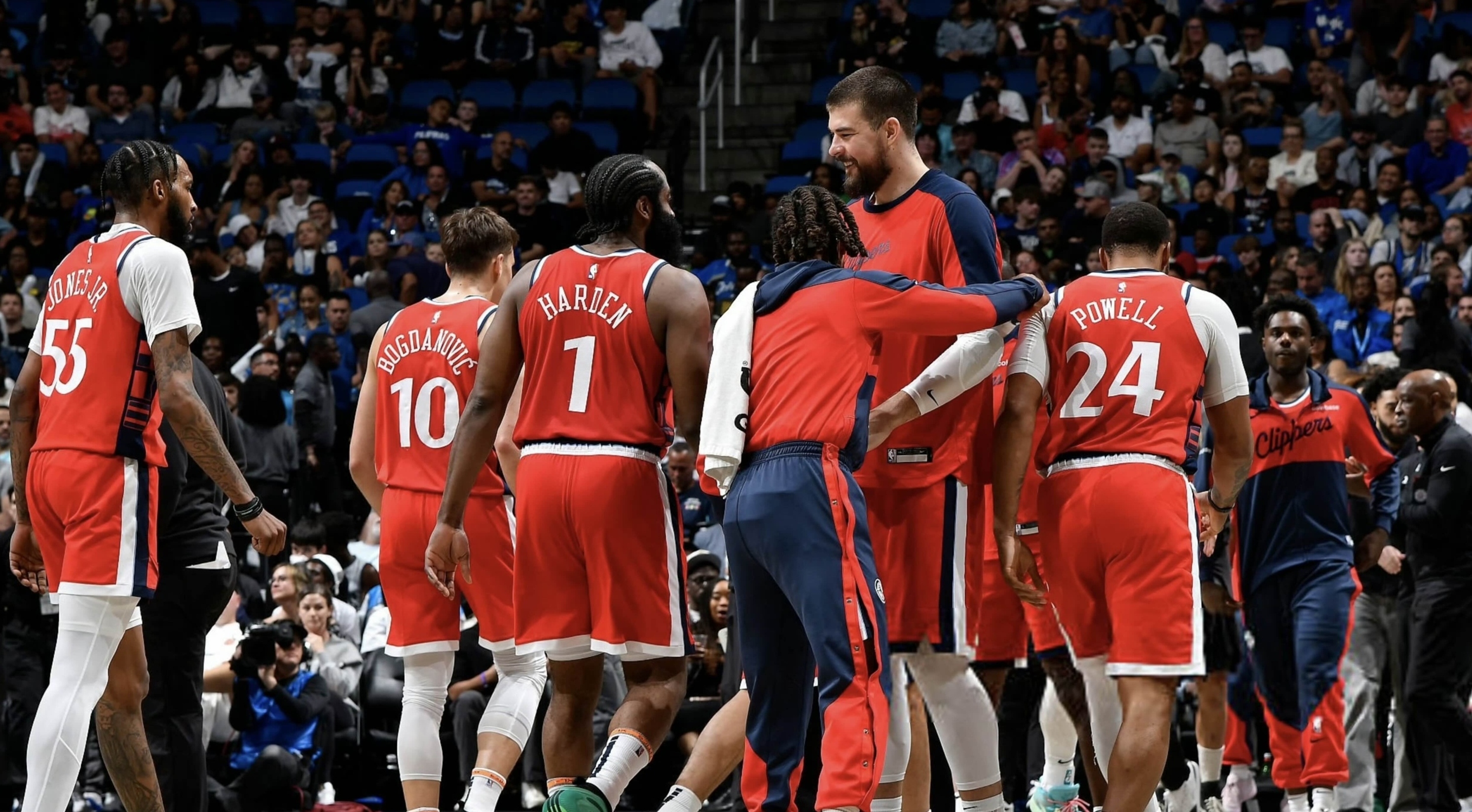 快船队客场击败雄鹿，乔治表现出色