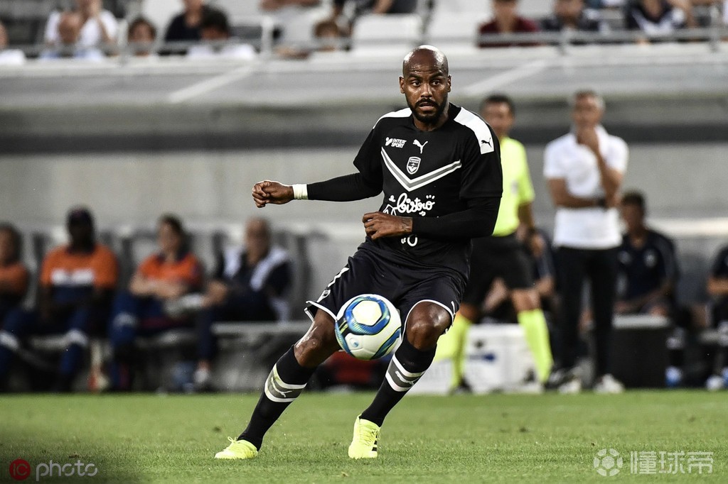 里昂领队对阵南特的赛事进行战术训练 里昂领队对阵南特的赛事进行战术训练