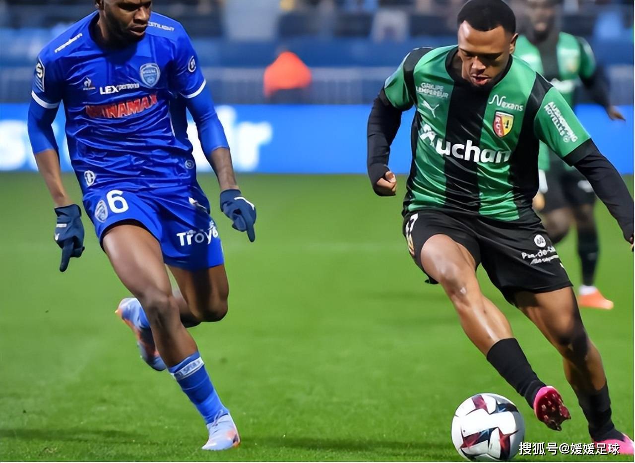 里昂领队对阵南特的赛事进行战术训练 里昂领队对阵南特的赛事进行战术训练