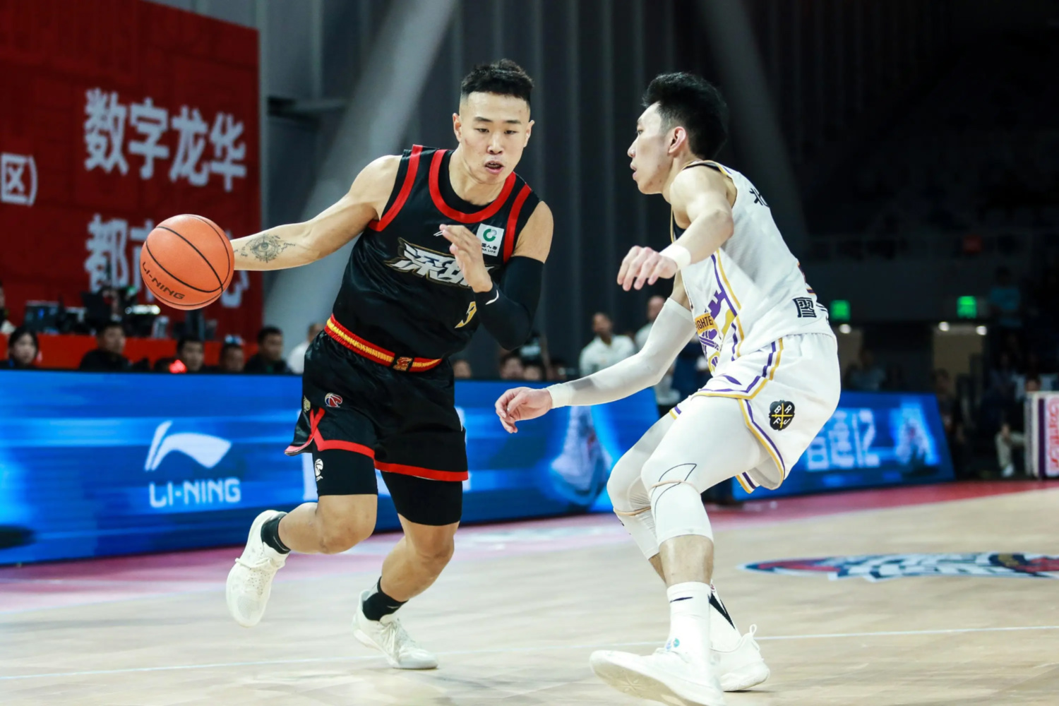 爱游戏娱乐-辽宁队力克深圳队，东契奇点燃赛场